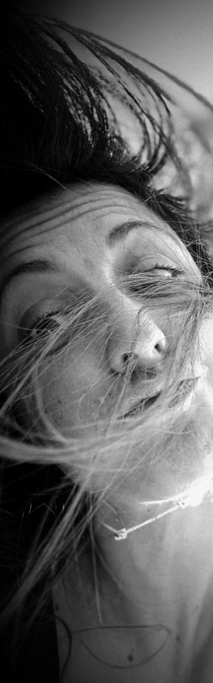 Portrait de Lucie Arrazat, cheveux au vent, regard apaisé